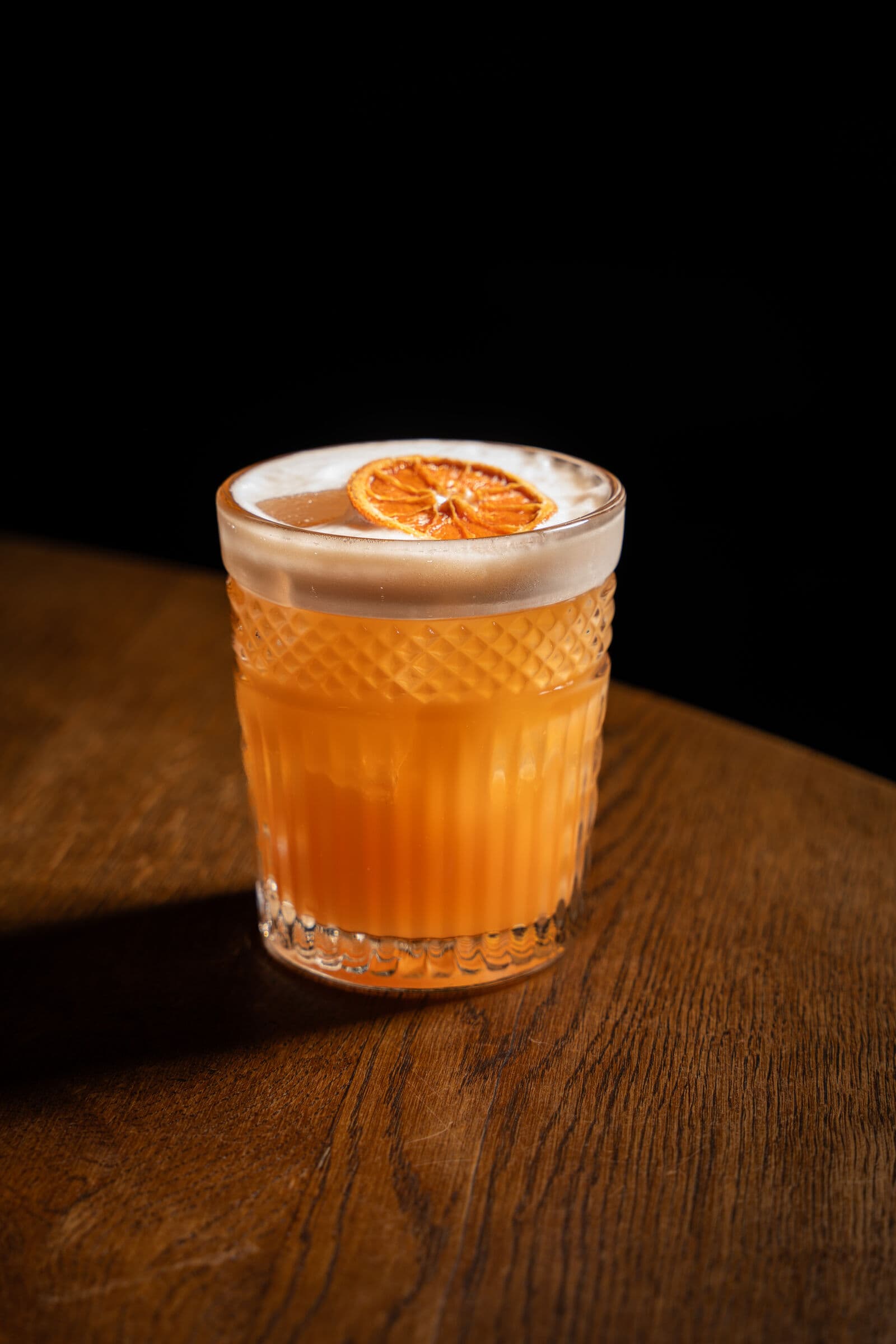 Cocktail op een houten tafel