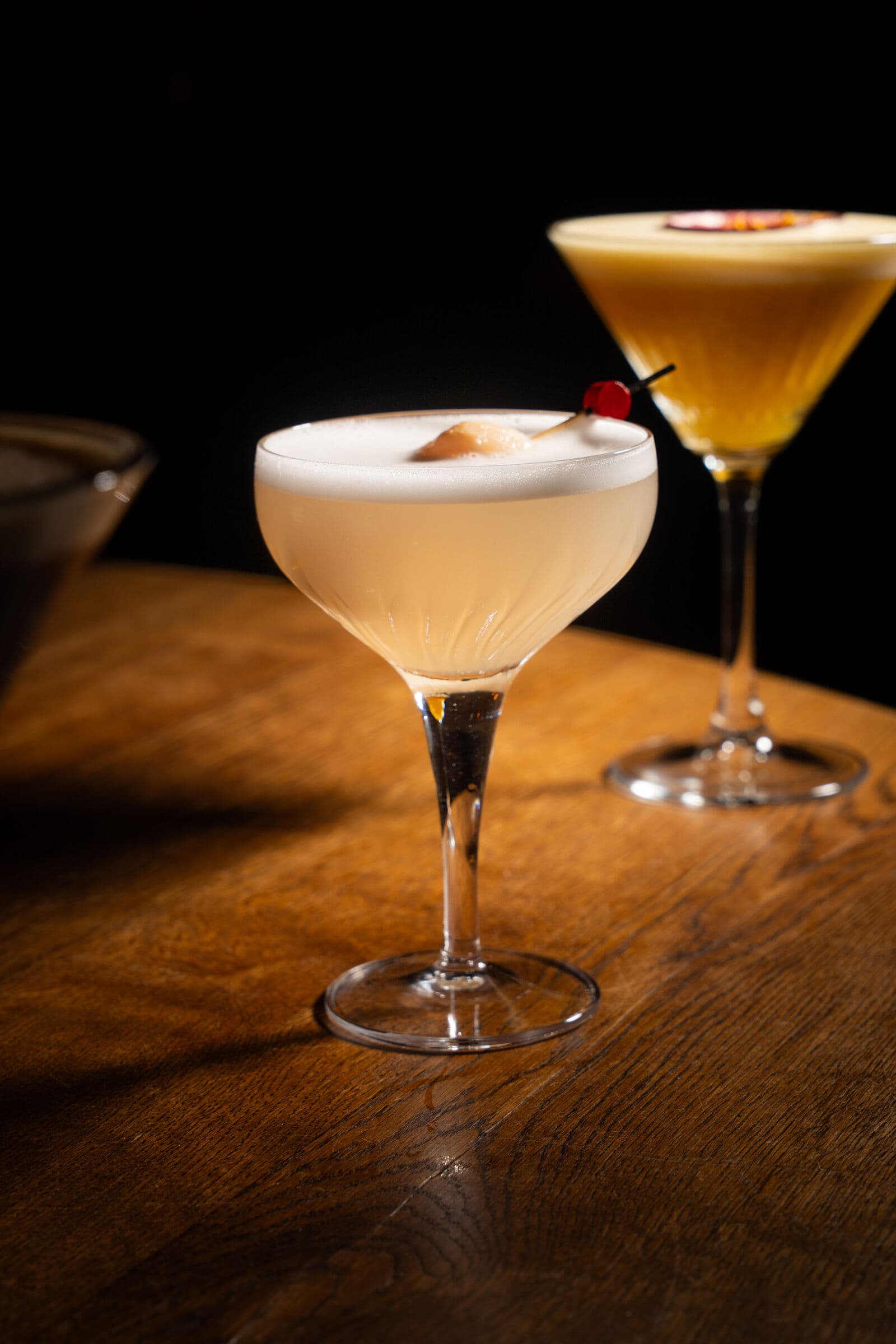 Lychee martini op een houten tafel