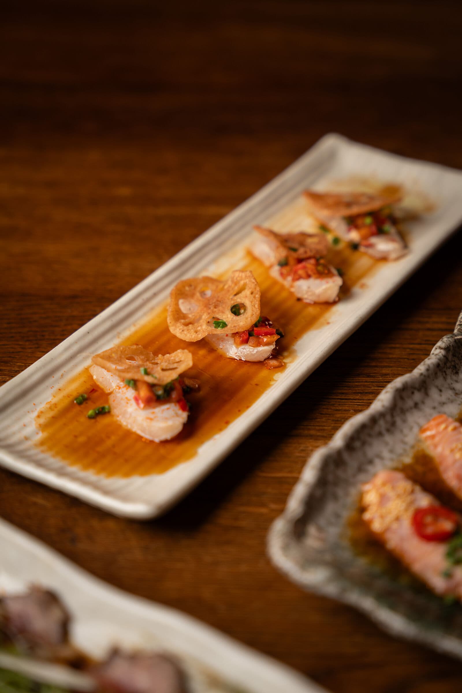 Hamachi sashimi op een langwerpig bord