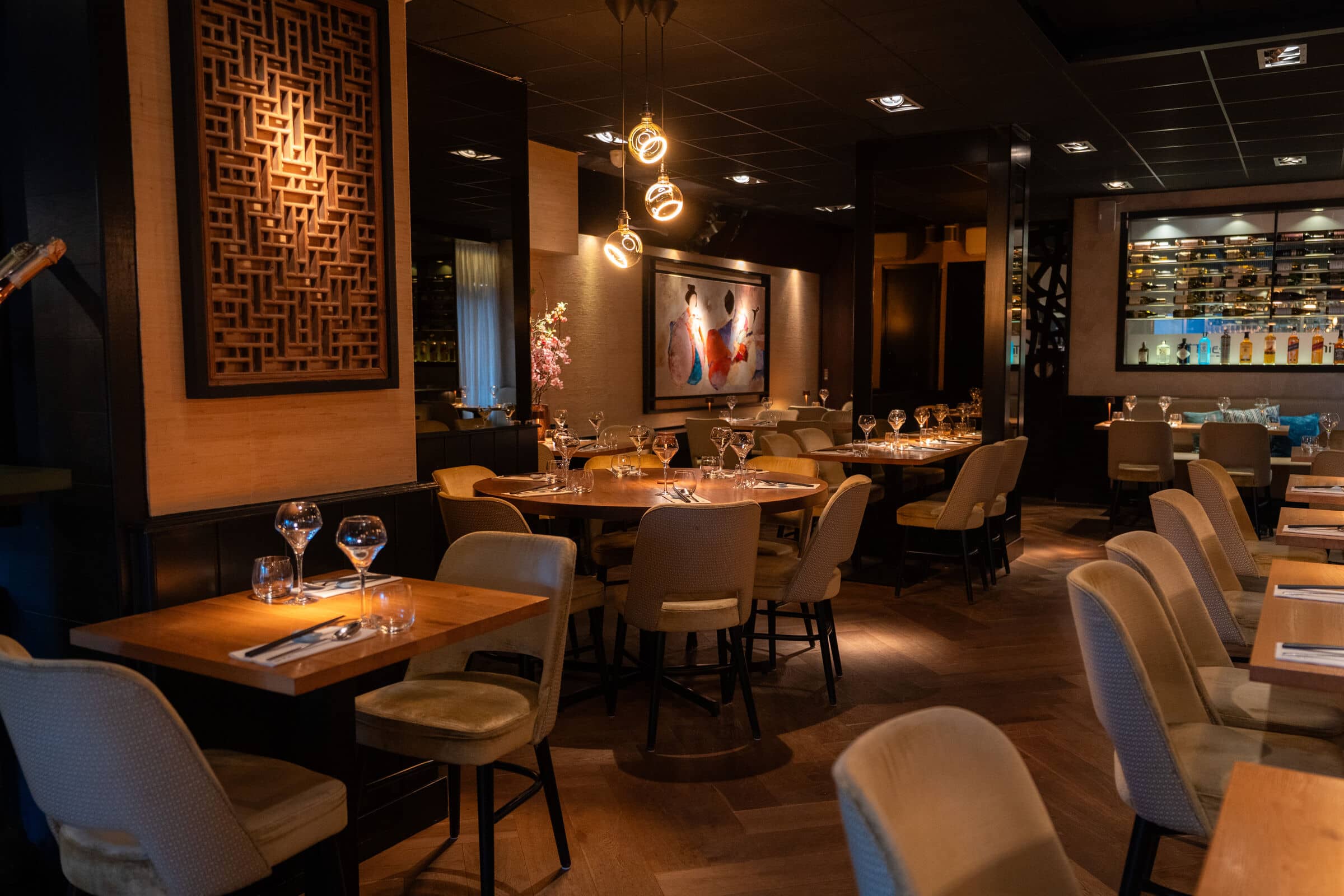Ronde tafels met warme verlichting in Restaurant Lan Tin